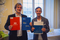 Foto: Zwei Personen halten Zertifikate. Links ein rotes Zertifikat der EM Strasbourg Business School, in der Mitte ein blaues deutsch-französisches Zertifikat, rechts ein Zertifikat der Universität Hohenheim.