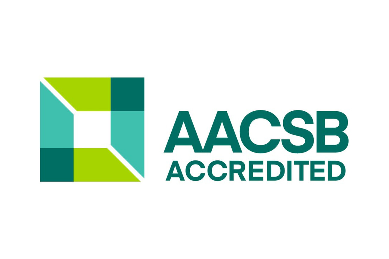 Illustration: Das Bild zeigt das Logo der AACSB mit einem grünen und blauen geometrischen Design links und dem Text 'AACSB ACCREDITED' rechts.
