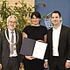 Sarah Eberhard-Bölz mit Christian Hutter (r.) und Rektor Prof. Dr. Christoph Schneider (Bild: Universität Hohenheim / Uta Rometsch)